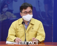  與 김종민, 코로나19 확진자 접촉…지도부 자택 대기 