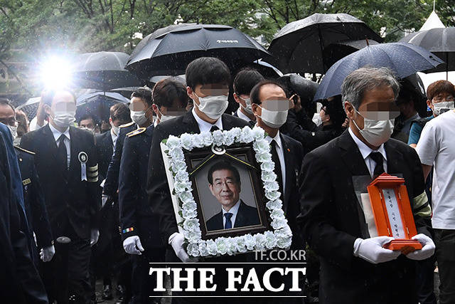 고 박원순 서울시장 영결식이 열린 지난 7월 13일 오전 서울시청에서 열린 가운데 고인의 영정과 위패가 청사 안으로 이동하고 있다./이선화 기자