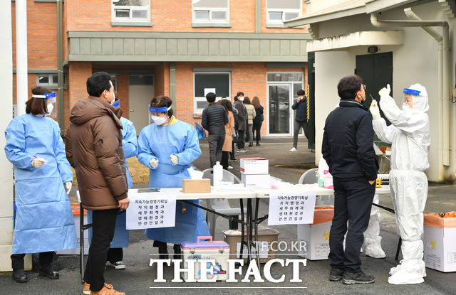 담양군이 29일 군청 전 직원을 대상으로 코로나19 전수검사를 실시했다./담양군 제공