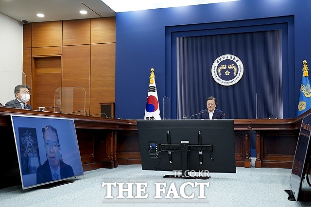 문재인 대통령이 28일 오후 청와대 여민관 영상회의실에서 스테판 반셀 모더나 최고경영자(CEO)와 화상 통화하고 있다. /청와대 제공