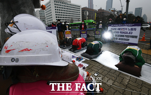 29일 오전 서울 영등포구 국회 앞에서 산재 유가족들이 중대재해기업처벌법 제정 촉구를 위해 2400배를 하고 있다. /이동률 기자