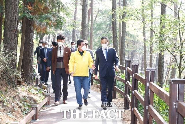 화순군이 2021년 10월 29일부터 31일까지 3일간 화순 만연산 치유의 숲과 하니움문화스포츠센터에서 ‘2021 세계 산림치유대회’를 개최한다고 밝혔다. 세계산림치유대회 간담회를 마치고 만연산 치유의 숲 길을 걷고 있는 구충곤 화순군수./화순군 제공