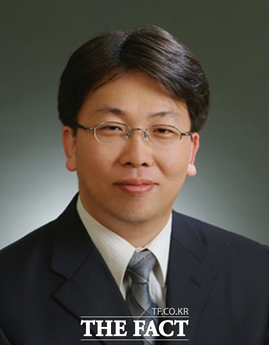 전북대학교병원 혈액종양내과 임호영 교수가 난치성 T-세포 림프종 환자에서 새로운 치료요법에 대한 1/2상 임상시험 결과를 암분야 저명 저널 중 하나인 Annals of Oncology (2019 IF = 18.274)에 최근 발표했다. /전북대병원 제공