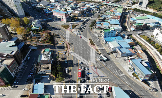 교통사고 다발지역으로 선정돼 9000만 원을 들여 개선한 둔덕 11호 광장의 모습. /여수시 제공