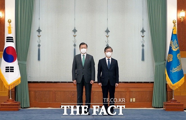 문재인 대통령이 29일 오전 청와대 본관에서 열린 신임 국무위원 임명장 수여식에 참석해 변창흠 국토교통부 장관에게 임명장을 수여한 뒤 기념촬영을 하고 있다. /청와대 제공