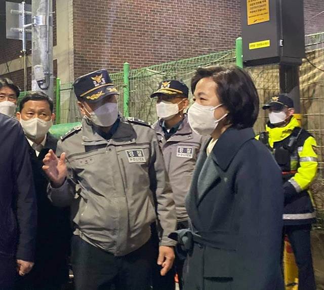 추미애(오른쪽) 법무부 장관은 29일 페이스북에 보호관찰소를 방문한 사진과 글을 올려 법무부하면 검찰개혁 같은 거대한 이슈나 권위적이고 고상한 면을 연상할 것 같지만 법무부의 주요 업무는 국민의 평범한 일상을 유지하는 것이라고 밝혔다. /추미애 장관 페이스북