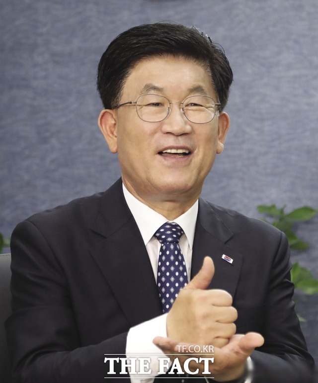 강인규 나주시장은 29일 우리는 늘 위기 앞에 힘을 모아 협력하며 나주 미래 100년 시민의 삶을 이끌 기초를 세우는 데 전념해 왔다며 시 승격 40주년이자 민선 7기 후반기가 본격 시작되는 새해에는 시민안전과 민생경제 안정을 시정의 최우선으로 삼아 주요 사업들의 성과를 시정 전 분야로 확산시켜 나가겠다고 새해 포부를 밝혔다./나주시 제공