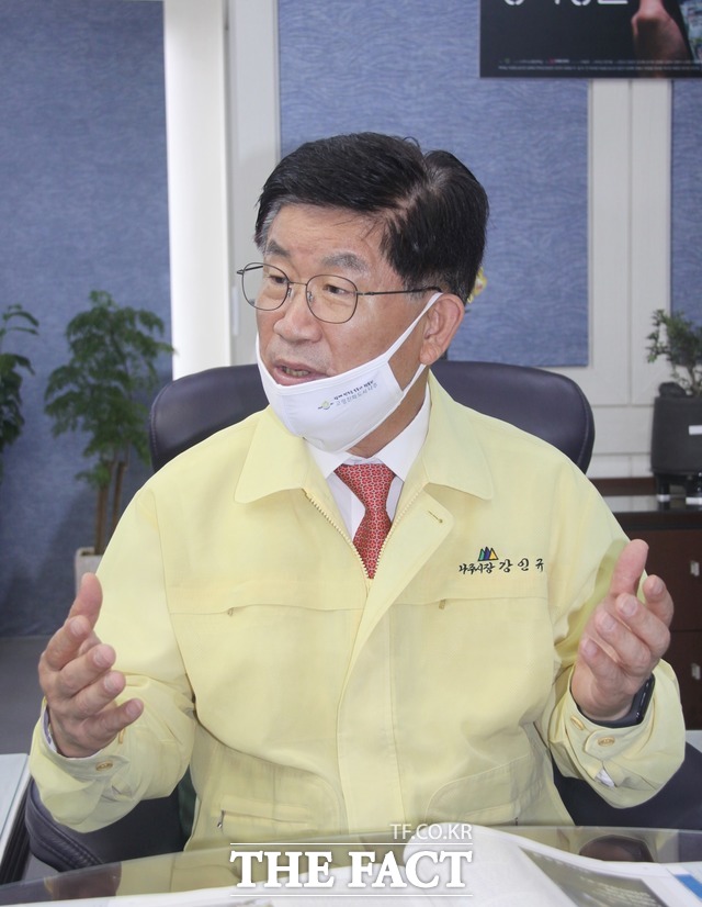 강인규 나주시장은 29일 우리는 늘 위기 앞에 힘을 모아 협력하며 나주 미래 100년 시민의 삶을 이끌 기초를 세우는 데 전념해 왔다며 시 승격 40주년이자 민선 7기 후반기가 본격 시작되는 새해에는 시민안전과 민생경제 안정을 시정의 최우선으로 삼아 주요 사업들의 성과를 시정 전 분야로 확산시켜 나가겠다고 새해 포부를 밝혔다./나주시 제공