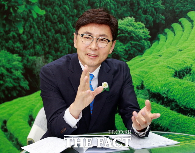 김철우 보성군수가 인구증가 대책을 설명하면서 청년 지원정책과 양육부담 완화책 등을 설명하고 있다. /보성군 제공