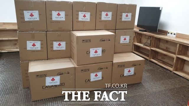 서울 소재 ㈜위드 앤에서 최근 급속도로 확산되고 있는 코로나 19 예방을 위해 울릉도에 일반 마스크 10만 3천 장(3천만 원 상당)을 기부했다. /울릉군제공