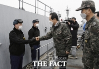 [TF포토] 해군장병 격려하는 정세균 총리