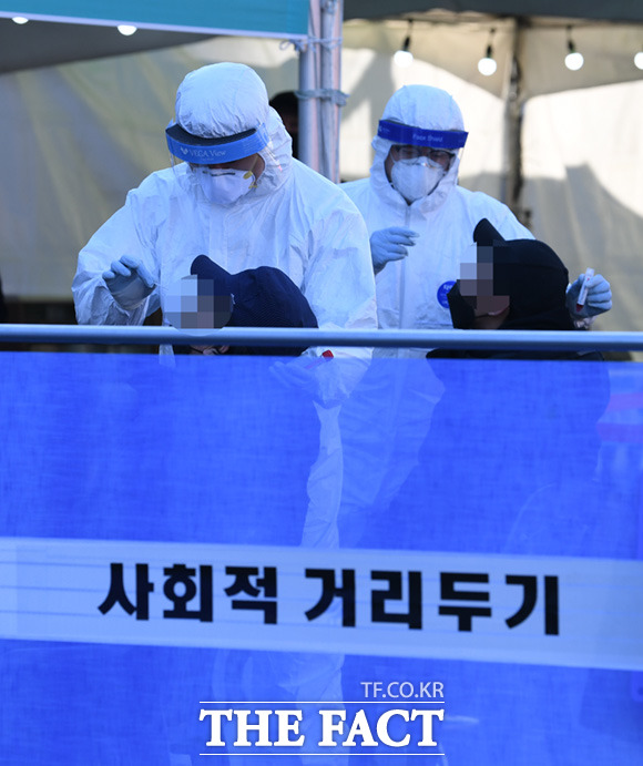 모더나의 코로나19 백신 위탁생산(CMO) 기대감에 한미약품과 녹십자 등이 30일 장 초반 강세를 보이고 있다. 사진은 지난 17일 오전 서울 용산구 서울역광장 앞에 설치된 임시 선별진료소에서 시민들이 코로나19 검사를 받고 있는 모습으로 기사의 특정 사실과 무관하다. /임세준 기자