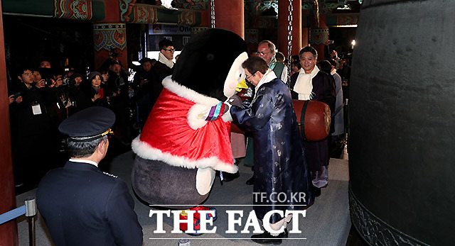 올해 제야의 종 타종행사가 신종 코로나바이러스 감염증(코로나19) 사태 여파로 온라인으로 열린다. 2019년 1월1일 새벽 서울 종로구 보신각에서 열린 제야의 종 타종 행사에서 자이언트 펭TV의 펭수가 인사를 하고 있다. /사진공동취재단