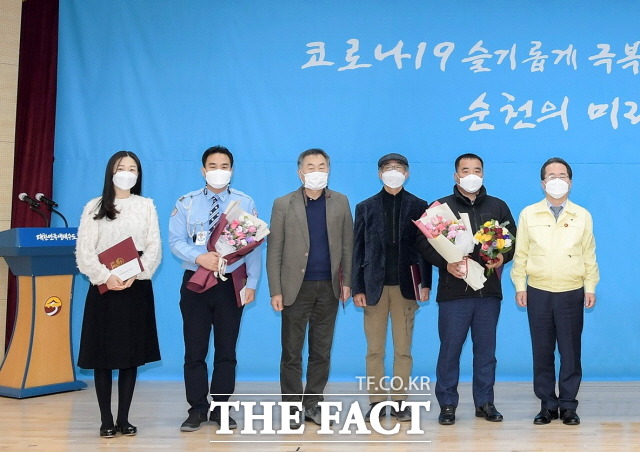 순천시가 올해 처음 시행한 안전문화대상 시상식에서 수상자들이 기념사진을 촬영하고 있다. /순천시 제공