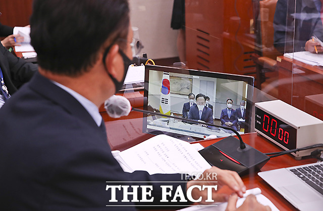 지난 10월 12일 국회에서 열린 외교통일위원회 국정감사에서 이수혁 주미대사가 화상으로 업무보고를 하고 있다. /이새롬 기자