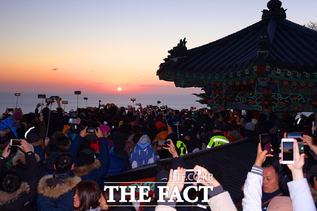 여수시는 신년을 전후해 열리던 해맞이와 해넘이 행사를 취소하고 개별적인 해맞이와 해넘이도 금지하는 차원에서 이들 명소들에 대한 출입을 통제한다. /더팩트 DB