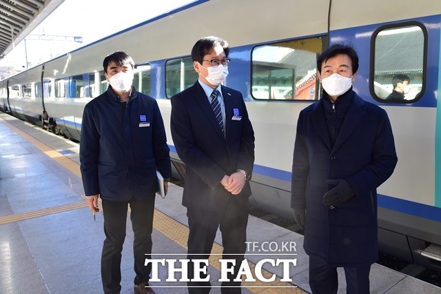 진주역을 찾은 조규일(오른쪽) 진주시장. /진주시 제공