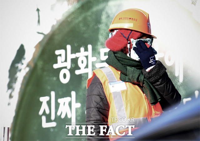 전국에 매서운 세밑한파가 몰아친 30일 오후 서울 종로구 광화문광장에서 한 작업자가 손난로에 의지해 추위를 녹이고 있다. /이덕인 기자