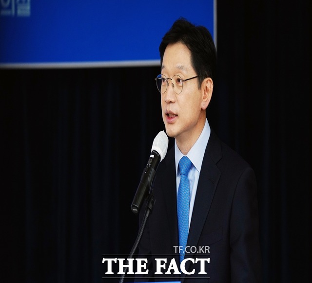 김경수 경남도지사가 30일 신년사를 통해 2021년 경남도정 핵심 추진 방향을 밝히고 있다. /경남도 제공