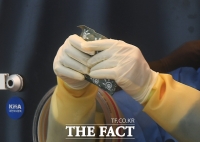 [TF포토] 손난로에 의지한 의료진의 손