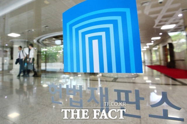 자본시장법상 특정한 불법행위를 하면 징역형과 함께 범죄수익의 최대 3배 벌금형을 내리도록 한 법률조항은 헌법에 어긋나지 않는다는 헌법재판소 결정이 나왔다. /남윤호 기자