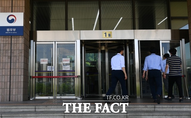 신종 코로나바이러스감염증(코로나19) 확진 판정을 받은 수용자가 사망한 것과 관련해 법무부는 고인의 정확한 사망 원인을 파악 중이며 검찰과 보건당국과 협의해 장례 절차를 진행할 예정이라고 밝혔다. /이동률 기자