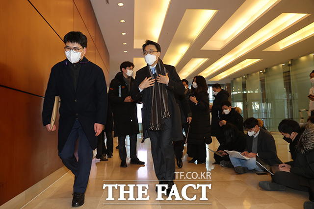 김진욱 초대 고위공직자범죄수사처장(공수처장) 후보자가 31일 오전 서울 종로구에 위치한 인사청문회 준비 사무실로 출근하고 있다. /이동률 기자