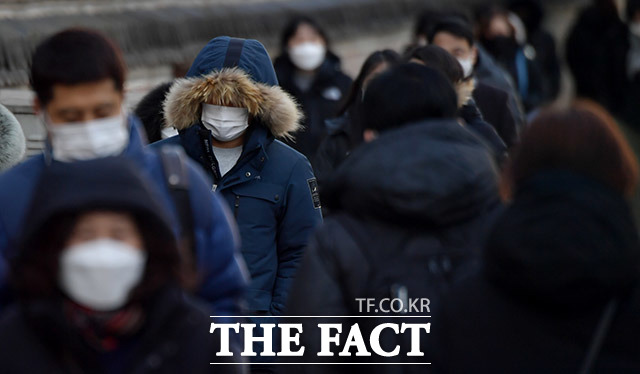 전국에 세밑 한파가 몰아친 31일 오전 인천 남동구 정각로에서 시민들이 두꺼운 옷차림으로 출근길을 재촉하고 있다. /인천=이덕인 기자