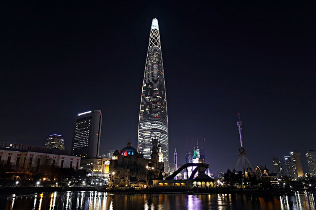 롯데월드타워는 31일 밤 11시 40분부터 공식 인스타그램을 통해 라이브로 카운트다운 방송을 실시한다. /롯데물산 제공