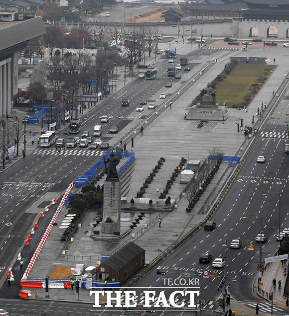 서울시가 새로운 광화문광장 조성공사를 시작한 가운데 18일 오전 서울 종로구 광화문광장 일대가 조성공사로 인해 펜스로 둘러쳐져 보행자의 진입을 막고 있다. /임세준 기자