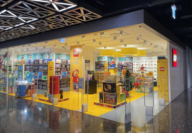 현대백화점이 라이브방송을 통해 레고 신상품을 선보인다. 사진은 경기도 부천시 현대백화점 중동점 유플렉스 지하 1층 레고 공식 매장 전경. /현대백화점 제공