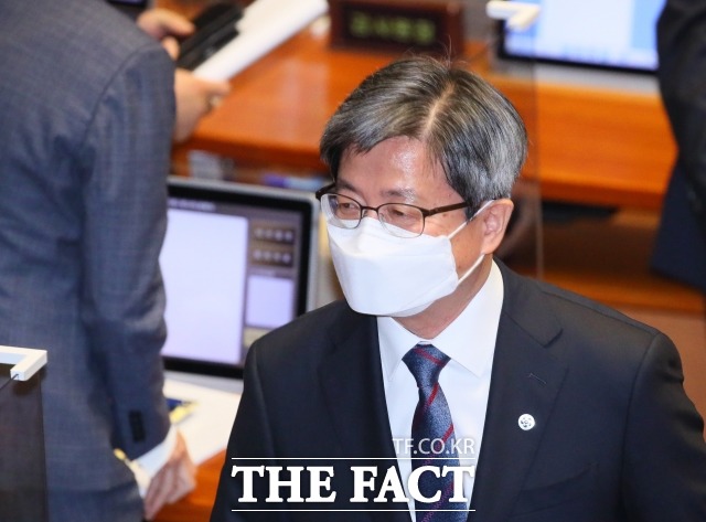 김명수(사진) 대법원장은 법원의 새해 과제로 법원조직법 개정을 통한 사법행정 구조 개편의 제도적 완성을 강조했다. /이새롬 기자