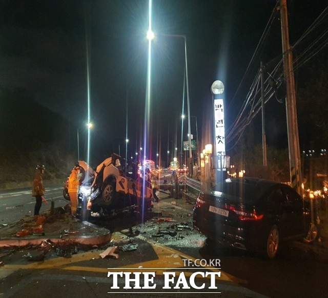 31일 오후 7시44분쯤 경남 창원시 의창구 동읍 용강리 용암삼거리에서 그랜저와 견인차가 충돌해 1명이 사망하고 1명이 경상을 입어 병원으로 이송됐다./창원소방본부 제공