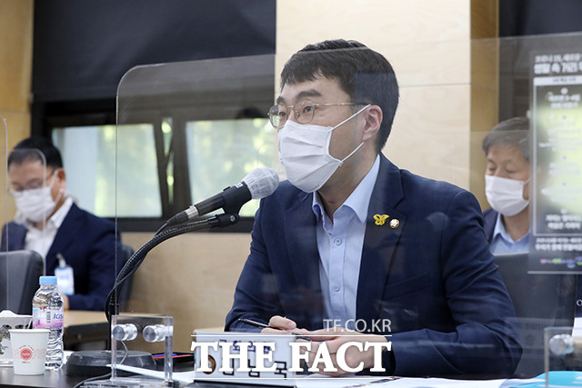 최근 국회 내 코로나19 확진자가 잇달아 발생하는 가운데 김남국 민주당 의원은 지난 29일 확진자와 접촉했다는 사실을 통보받고 자가격리에 들어갔다. /이동률 기자