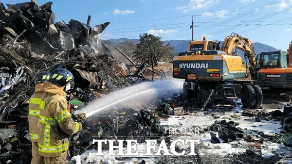 1일 오전 6시12분쯤 경북 경주시 외동읍 한 건재상에서 불이 나 소방당국이 긴급 진화하고 있다./경북도 소방본부 제공