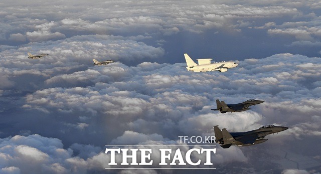 지휘비행에 나선 문재인 대통령을 태운 공군 항공통제기 E-737기(가운데)가 F-15K, F-16 전투기 편대의 호위를 받으며 상공을 비행하고 있다. /청와대 제공