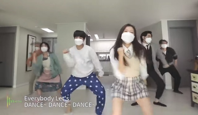 2일 보건복지부가 논란이 야기된 집콕댄스 홍보영상에 대해 고개를 숙이고, 영상을 비공개 조치했다. /보건복지부 집콕댄스 영상 캡처