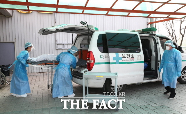 지난해 12월 24일 화순군은 환자 분산 관리를 위해 동일집단 격리 중이던 A요양병원 비확진 입원 환자 18명을 화순군립요양병원으로 이송했다./화순군 제공