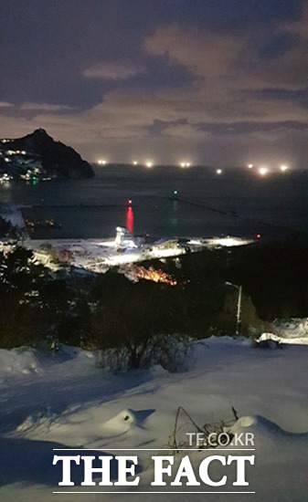 신축년 새해, 울릉도 밤바다는 오징어 잡이 어선에서 뿜어내는 어화가 또 다른 풍경을 연출하고 있다/독자제공