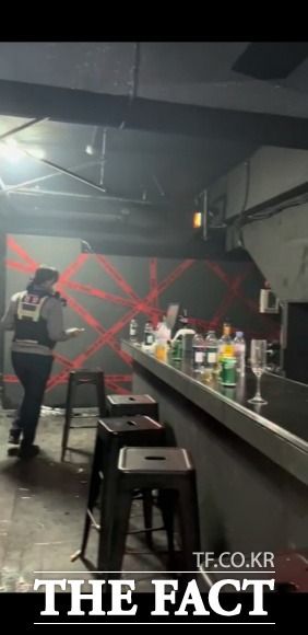 3일 새벽 2시53분쯤 부산진구 부전동의 한 건물 지하 1층에서 몰래 업소 영업을 하던 업주와 손님들이 무더기로 경찰에 적발됐다./부산경찰청 제공.