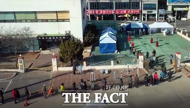 포항지역 사회적 거리두기 2.5단계에도 불구하고 3일 코로나19 확진자가 3명이 발생했다. 사진은 지난해 12월 27일 구룡포 이동선별 검사장 모습./포항=김달년기자