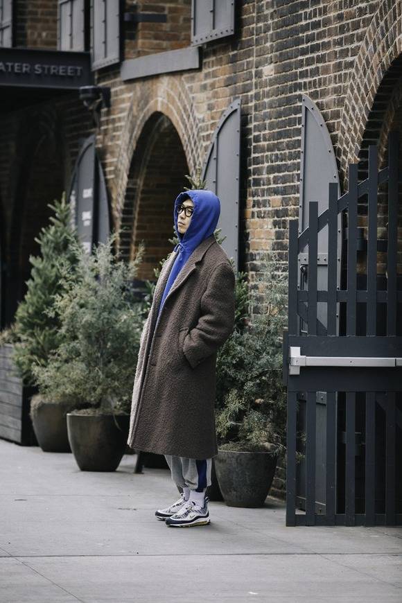 정준일이 5일 오후 6시 신곡 첫사랑을 발표한다. 소속사 엠와이뮤직은 아티스트 특유의 짙은 감성과 여운이 돋보이는 곡이라고 소개했다. /엠와이뮤직 제공