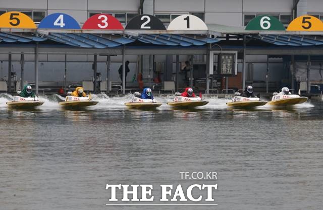 온라인 스타트를 하고 있는 경정 선수들./기금조성총괄본부 제공