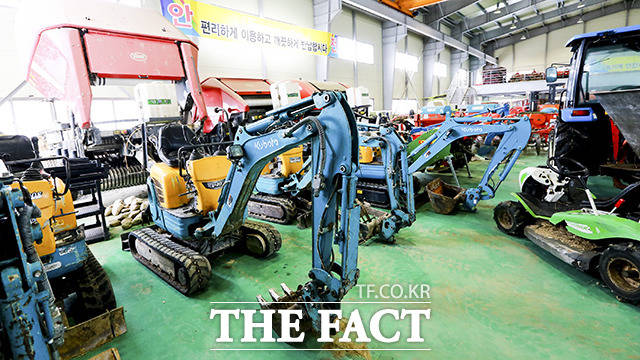 장수군이 코로나19 확산에 따른 인력 부족 등 어려움을 겪고 있는 농가를 돕기 위해 실시하고 있는 농기계 임대료 감면 지원을 연장 운영한다. /장수군 제공