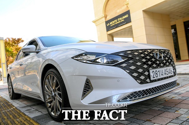 현대차 준대형 세단 그랜저는 지난해 국내 시장에서 모두 14만5463대가 팔리며 4년 연속 연간 10만 대 판매를 돌파했다. /현대차 제공