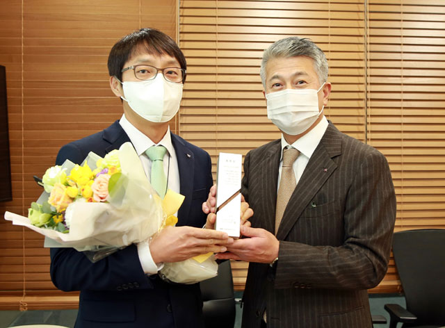 장세욱 동국제강 부회장(오른쪽)이 4일 팀별로 진행된 시무식에서 우수 직원에게 수여하는 송원상 수상자와 기념촬영을 하고 있다. /동국제강 제공