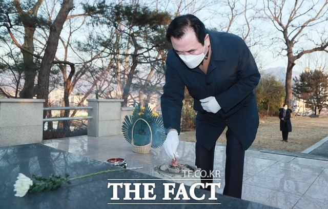 서춘수 함양군수가 새해 충혼탑을 참배하고 있다. /함양군 제공