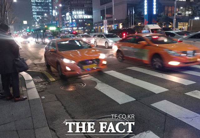 서울시가 택시산업 개선과 다양한 서비스 활성화를 위해 규제 완화를 추진한다고 밝혔다. /더팩트 DB