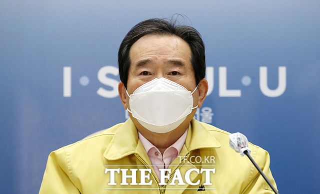 [더팩트ㅣ이동률 기자] 정세균 국무총리가 4일 오전 서울 중구 서울시청 서울안전통합상황실에서 열린 중앙재난안전대책본부 회의에 참석해 모두발언을 하고 있다.