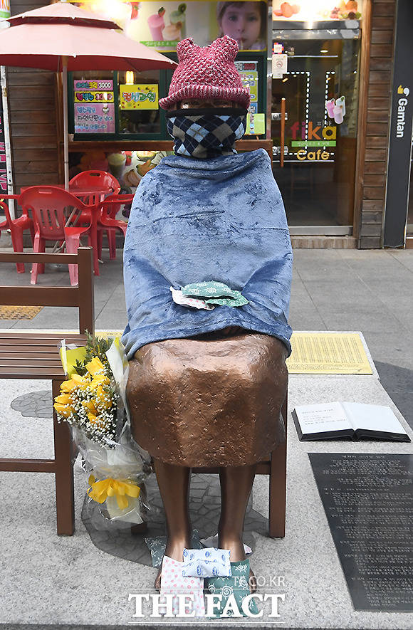 새해에도 전국적으로 영하권에 머무는 강추위가 계속되는 가운데 서울 강북구 평화의 소녀상에 털모자와 담요 등 방한용품이 둘러져 있다.